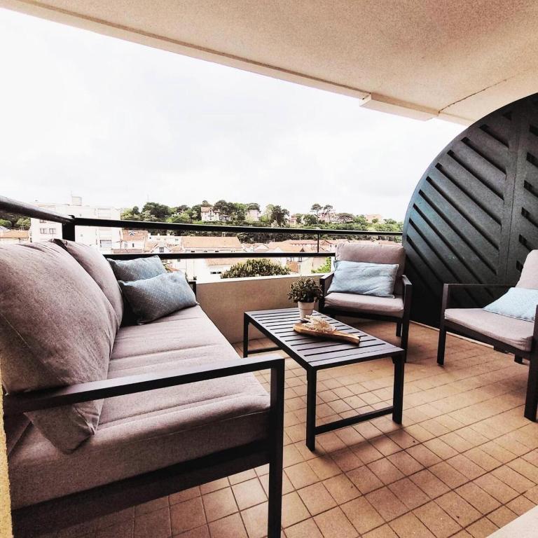 - un balcon avec un canapé et une table basse dans l'établissement Résidence Antares - Arcachon – T2 à deux pas du centre-ville et de la plage MAE-9284, à Arcachon