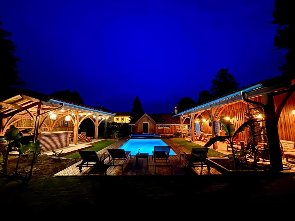 une maison avec piscine la nuit dans l'établissement Villa La Forge, à Parentis-en-Born
