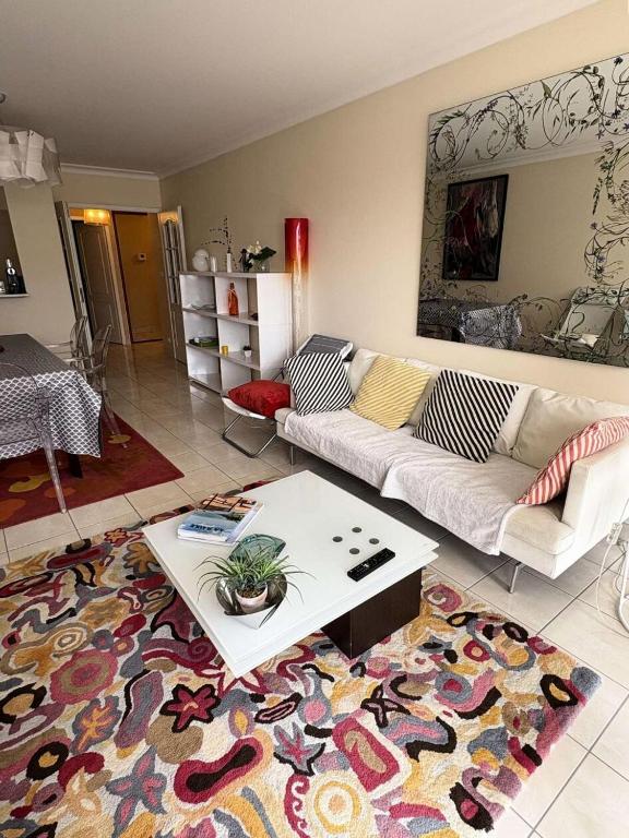 un salon avec un canapé et une table basse dans l'établissement Résidence Laétitia - LA BAULE - PLAGE ET COMMERCES MAE-9563, à La Baule