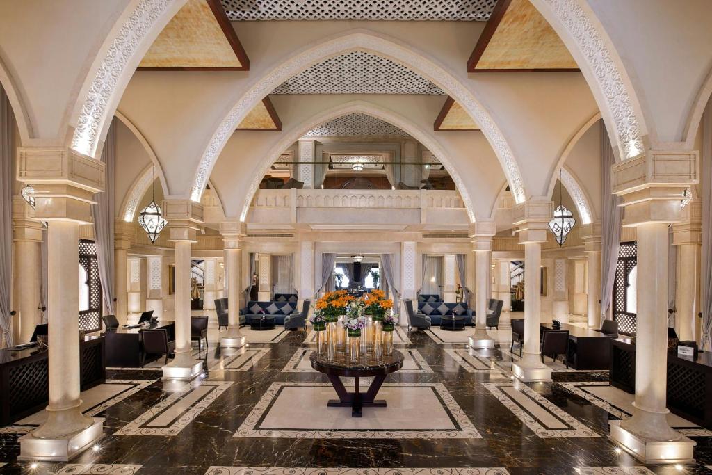 Un lugar para sentarse en Sheraton Sharjah Beach Resort and Spa