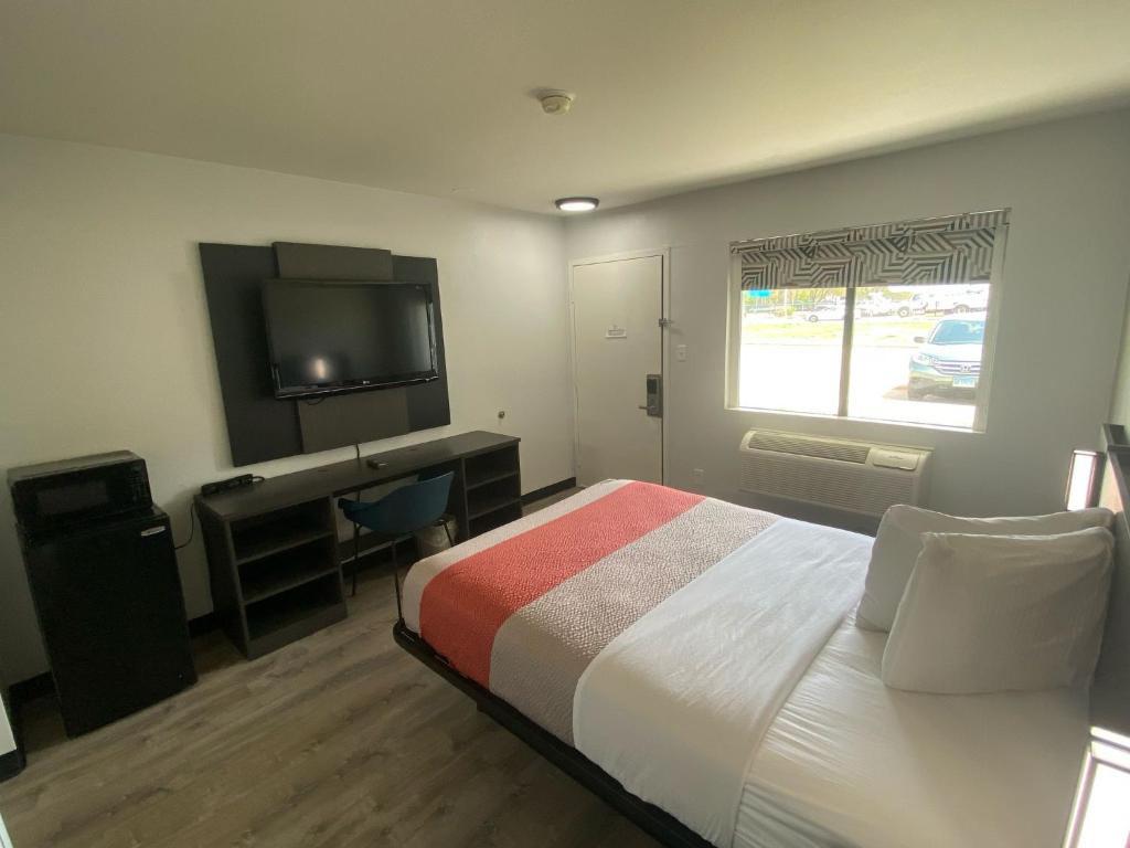 Motel 6-Windsor Locks, CT - Hartford - 泳池景大号床间