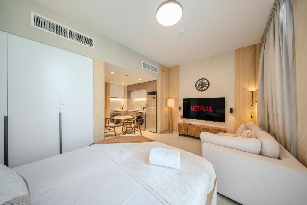 Postel nebo postele na pokoji v ubytování Poolview Studio Aljada Apartment With Carrefour by BlueCloud Holidays