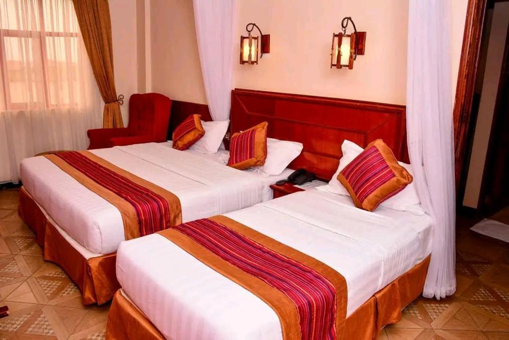 Postel nebo postele na pokoji v ubytování Seasons Airport Hotel, Nairobi