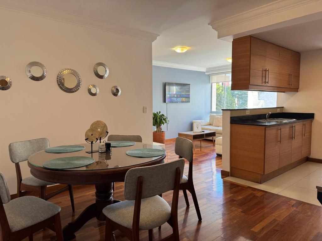 Кухня или мини-кухня в Hermoso Apartamento Calle Whymper - 2 Habitaciones - Quito
