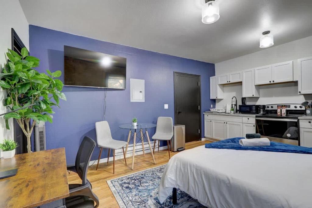 Η κουζίνα ή μικρή κουζίνα στο Adorable Studio McKinley Beach - Brady St Lower East