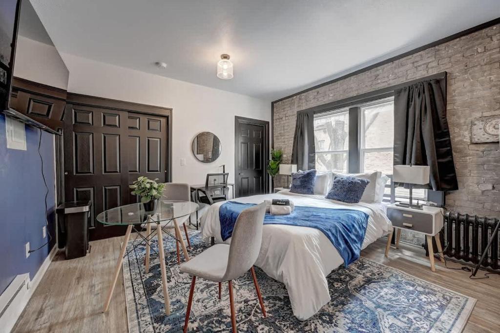 Ένα ή περισσότερα κρεβάτια σε δωμάτιο στο Serene Studio McKinley Beach - Brady St Lower East