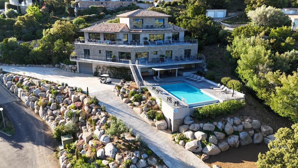 une vue aérienne d'une maison avec piscine dans l'établissement Magnifique Villa 400m de la plage de Tarco 22 personnes, à Conca