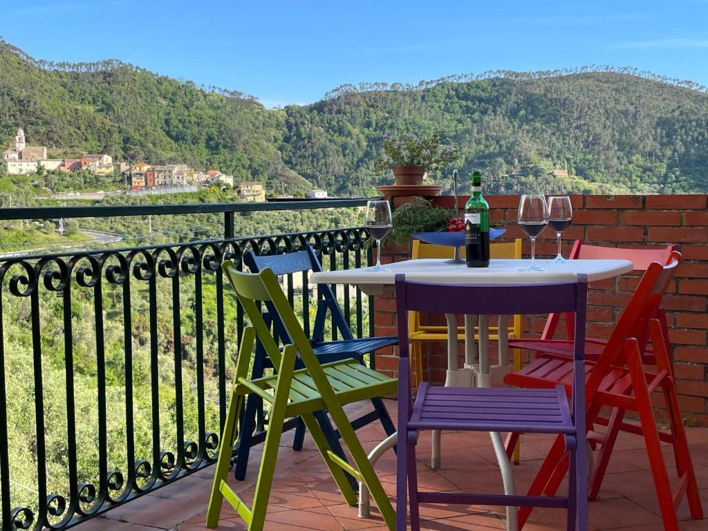 un tavolo e sedie su un balcone con vista di Jolie Maison a Levanto