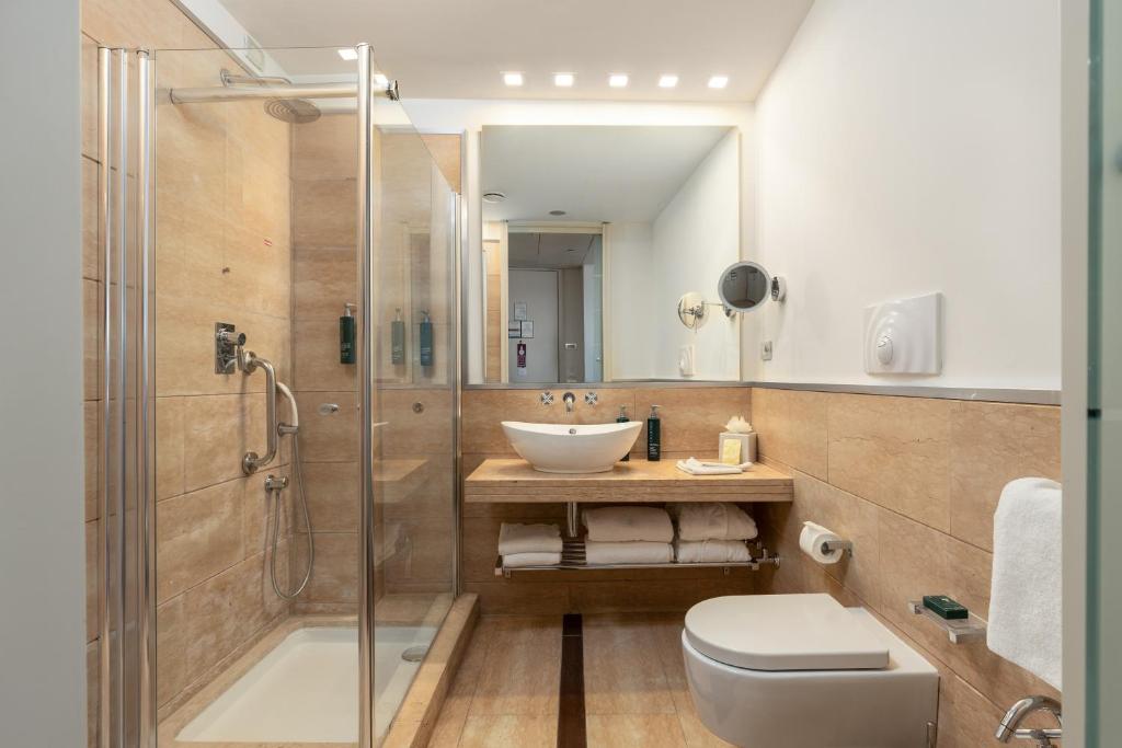 Koupelna v ubytování DoubleTree by Hilton Florence Metropole