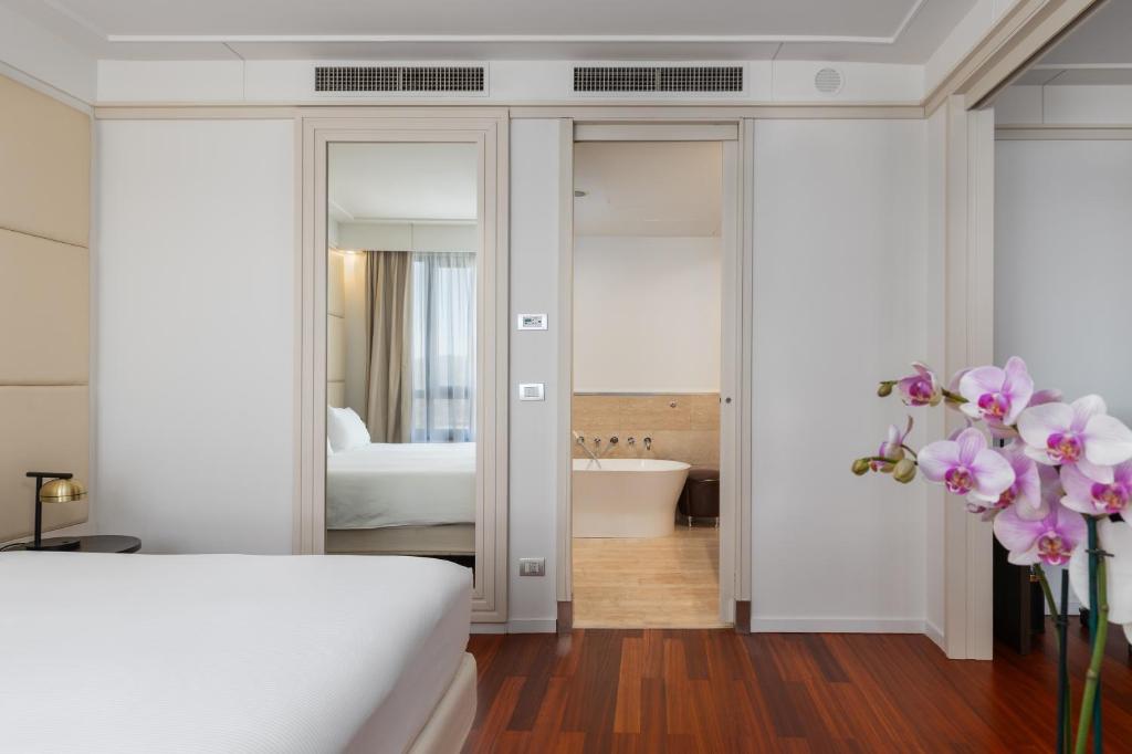 Postel nebo postele na pokoji v ubytování DoubleTree by Hilton Florence Metropole