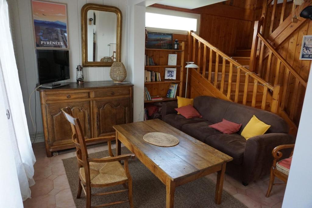 un salon avec un canapé et une table dans l'établissement Duplex spacieux et ensoleillé avec vue sur les montagnes, à Font-Romeu