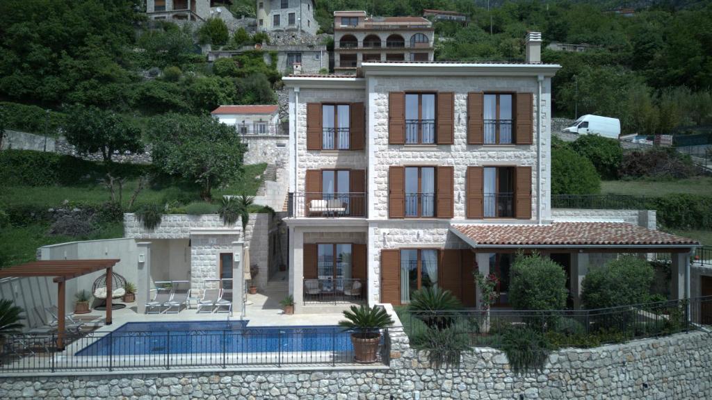 Bazén v ubytování Luxury Villa Flower nebo v jeho okolí