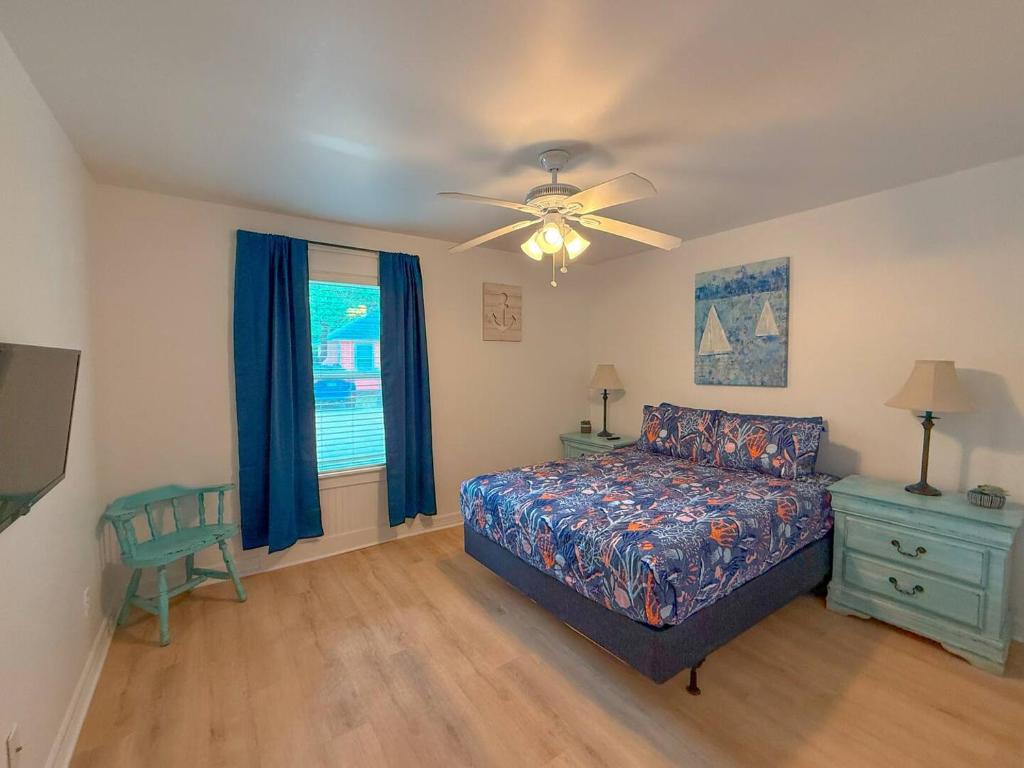 una camera da letto con un letto e un ventilatore a soffitto di Going Coconuts By The Pool a Rockport