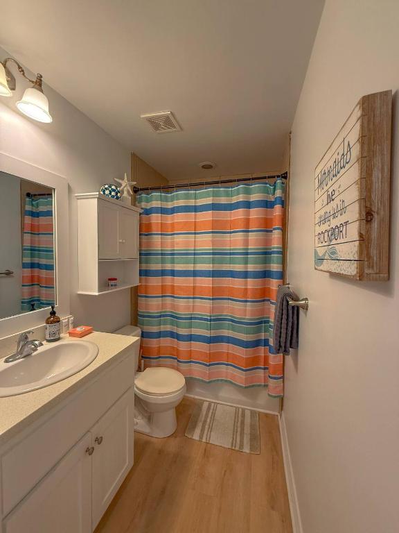 bagno con tenda per la doccia e servizi igienici di Going Coconuts By The Pool a Rockport