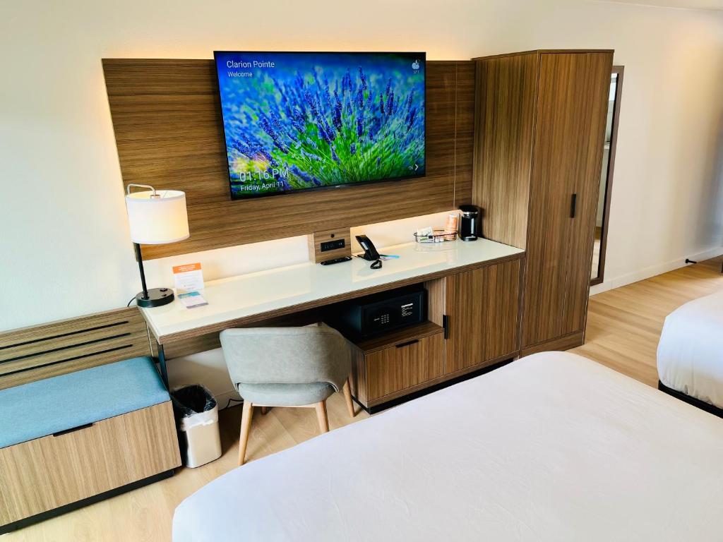 TV a/nebo společenská místnost v ubytování Clarion Pointe Mount Vernon - Burlington