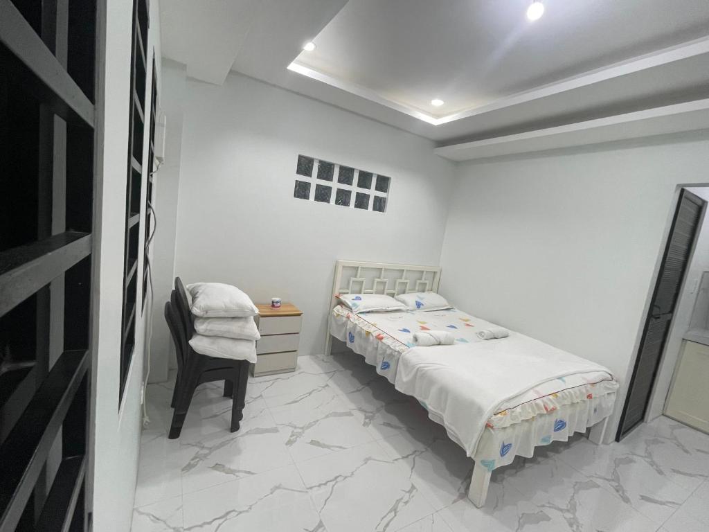 Postel nebo postele na pokoji v ubytování MaNel Guest House Hotel