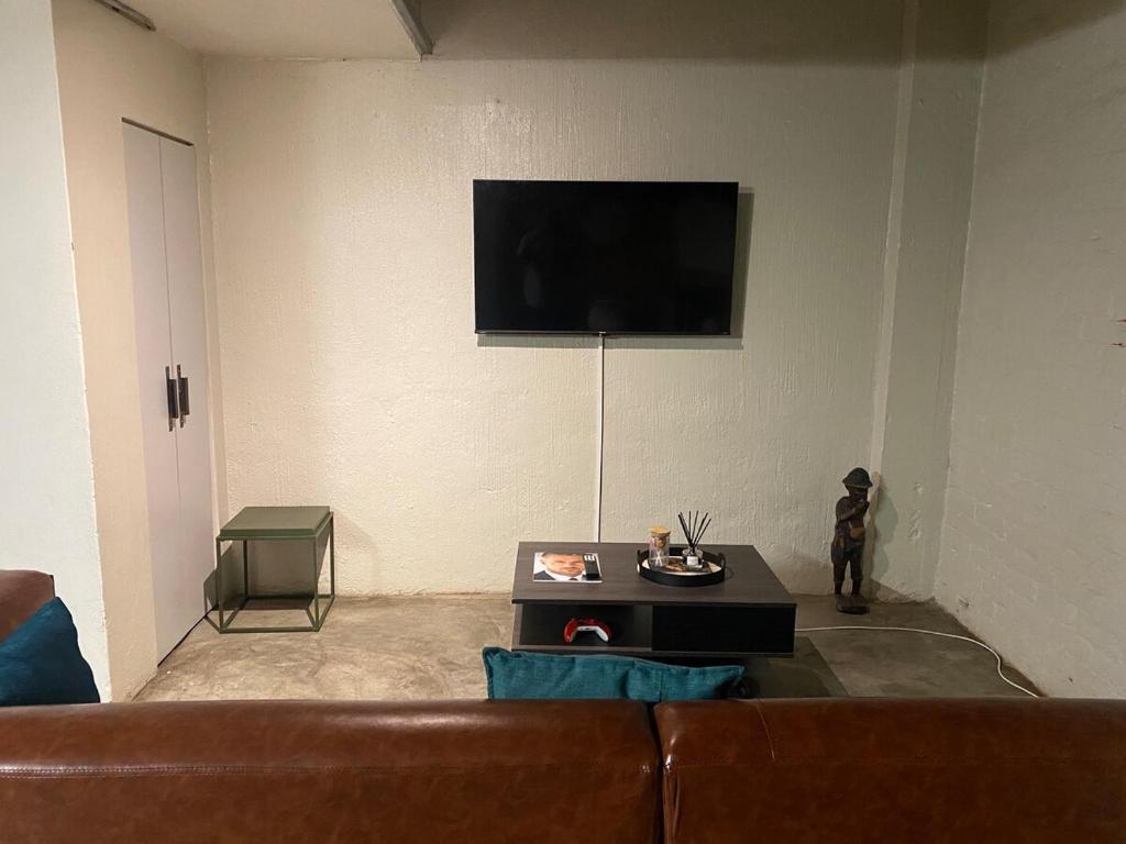 Et tv og/eller underholdning på Rustic Industrial Maboneng Loft
