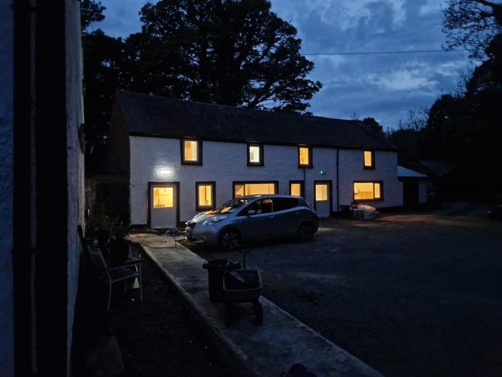 un'auto parcheggiata di fronte a una casa di notte di Stunning location, Omeath a Ó Méith