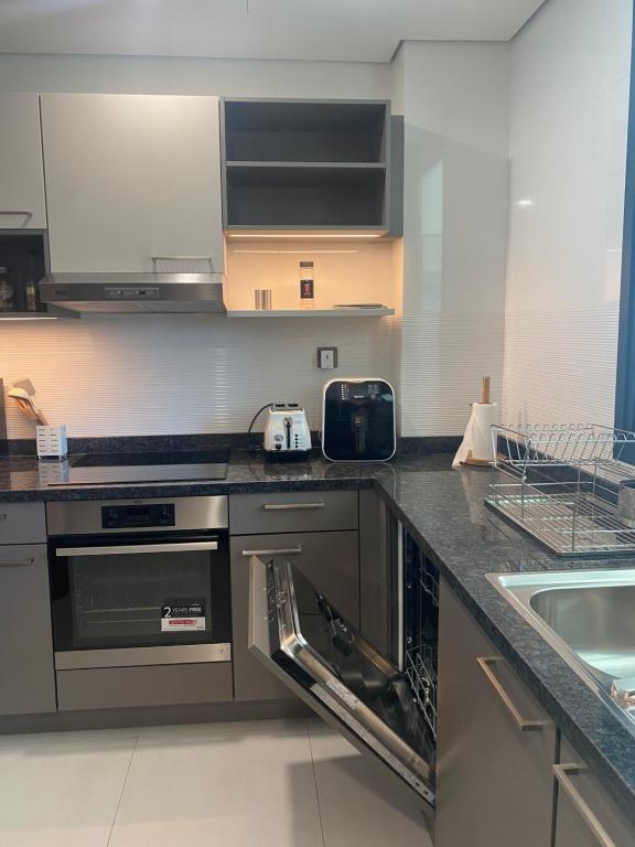 Kuchyň nebo kuchyňský kout v ubytování Beachfront 2BHK apartment at Al Mouj