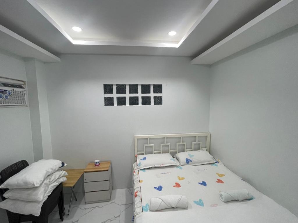 Postel nebo postele na pokoji v ubytování MaNel Guest House Hotel