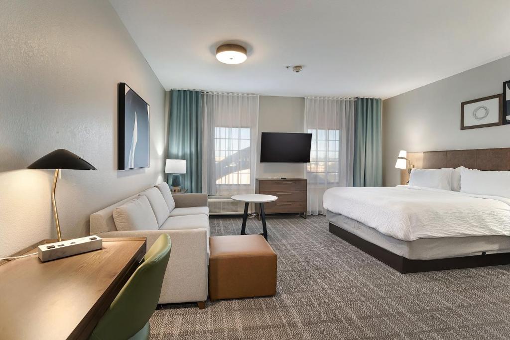 Postel nebo postele na pokoji v ubytování Staybridge Suites Longview by IHG