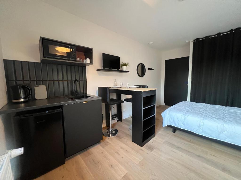 - une chambre avec un bureau et un lit dans l'établissement Chambre studio centre ville Dol de Bretagne, à Dol-de-Bretagne