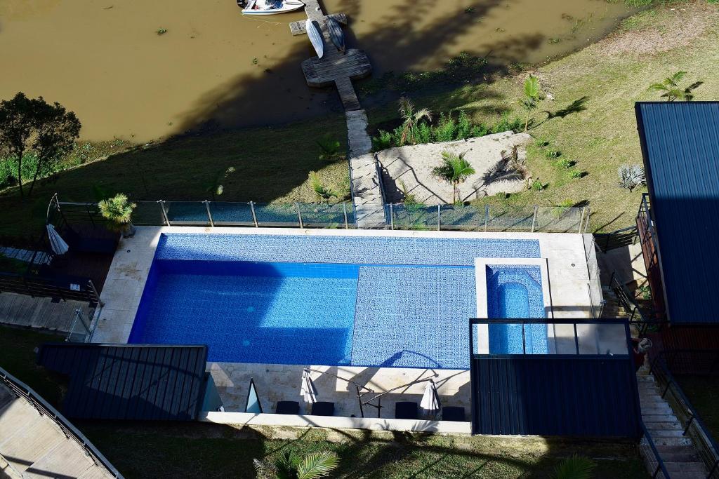 Bazén v ubytování Rooca Habitat Guatape nebo v jeho okolí
