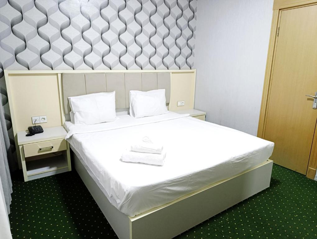 Alis Hotel tesisinde bir odada yatak veya yataklar