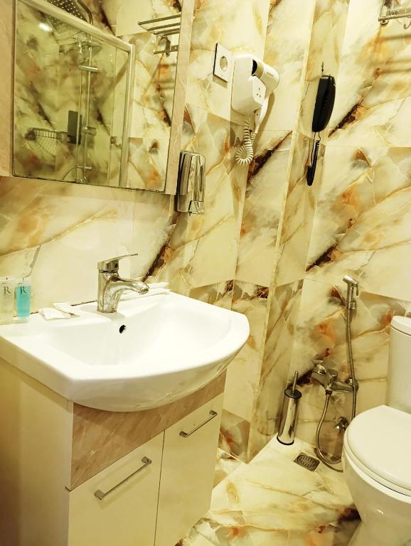 Alis Hotel tesisinde bir banyo