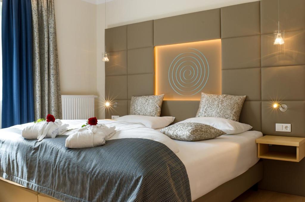 Postel nebo postele na pokoji v ubytování das Balance - Spa & Golf Hotel am Wörthersee