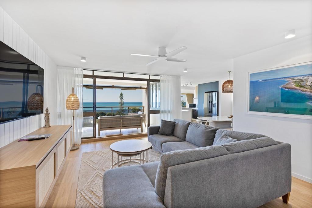 TV a/nebo společenská místnost v ubytování Bannow Apt 7 –Panoramic Ocean Views