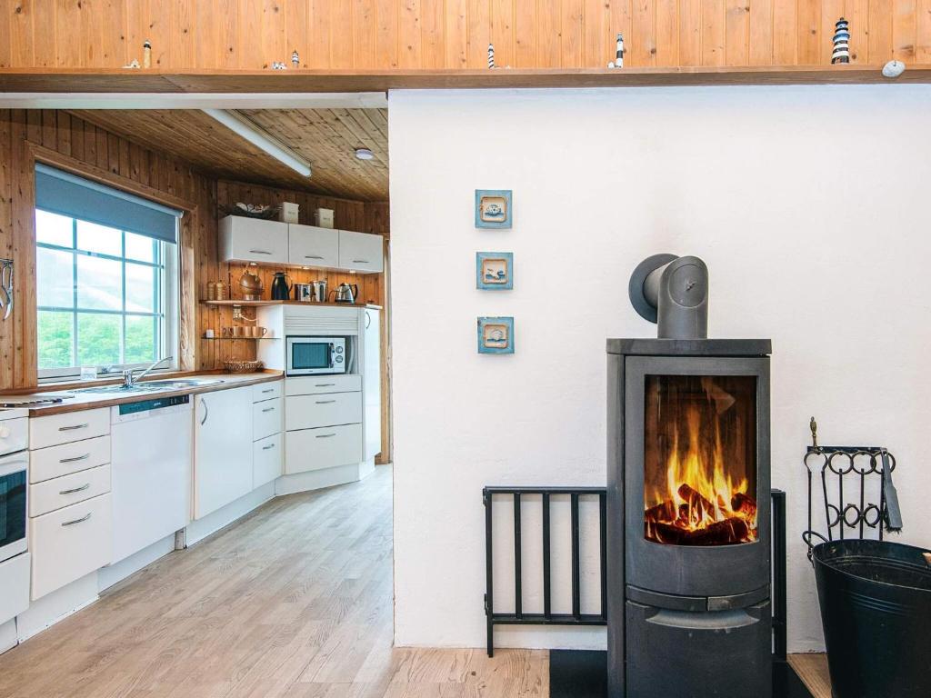 Kuchyň nebo kuchyňský kout v ubytování 12 person holiday home in Harboøre-By Traum