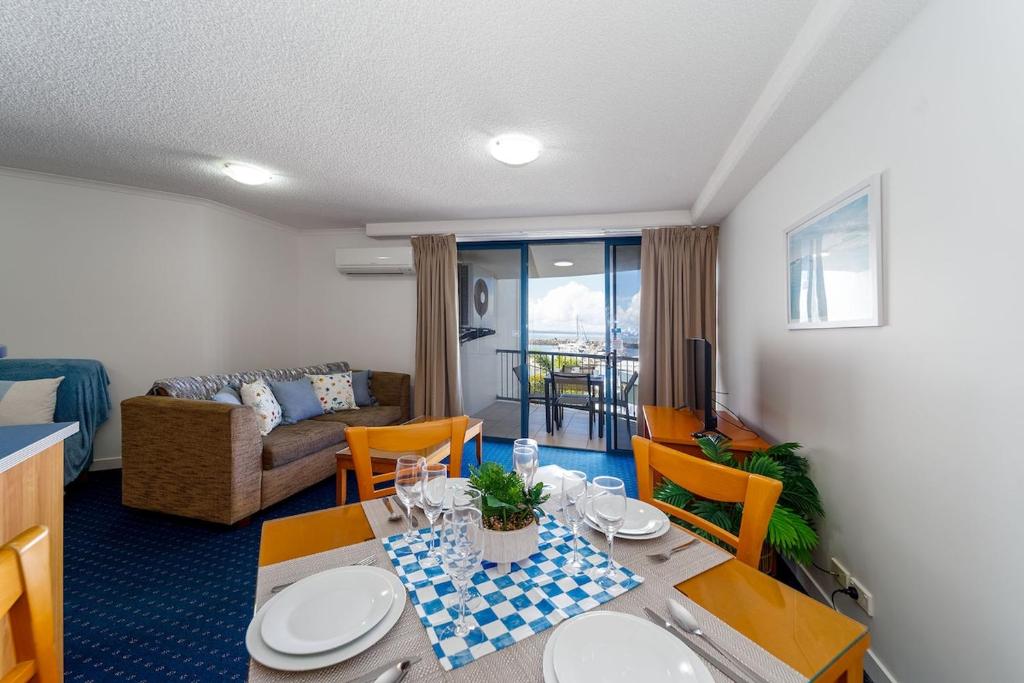 Χώρος καθιστικού στο Mantra 1-Bedroom Apartment