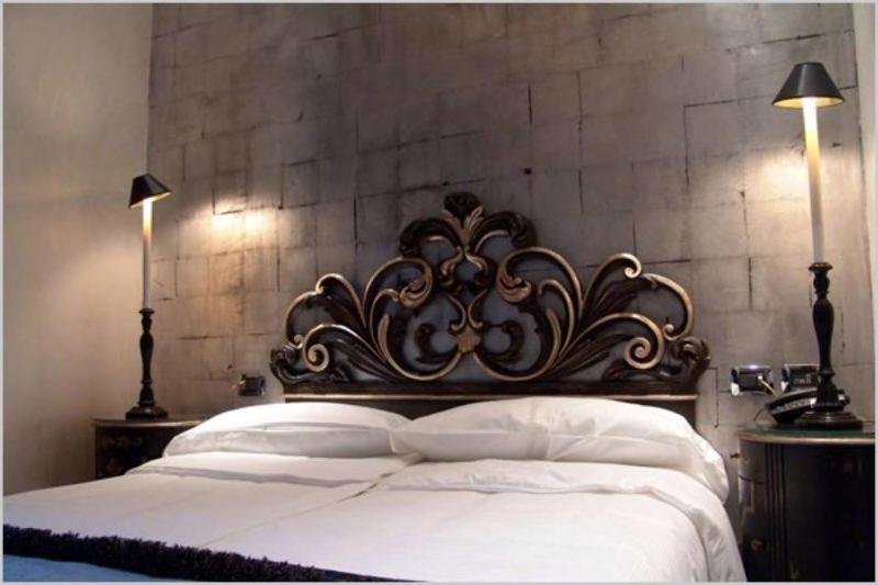 سان أنسيلمو في روما: غرفة نوم بسرير ابيض كبير ومصباحين