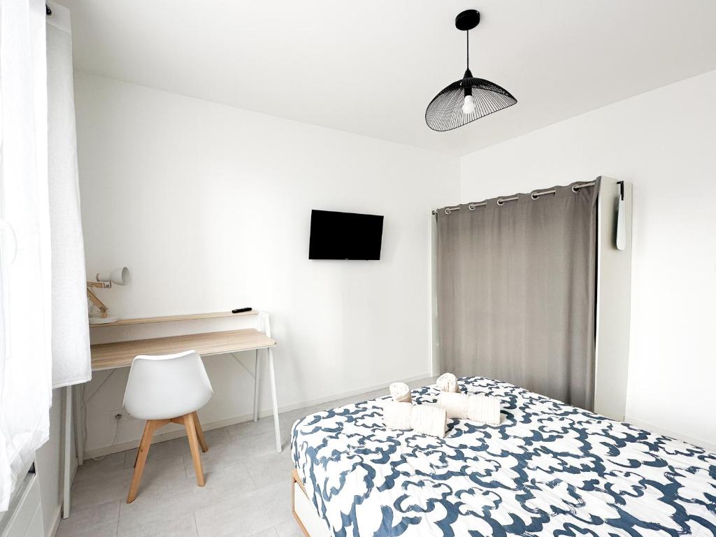 Postel nebo postele na pokoji v ubytování COLIVING - WIFI - TV - Proche TRAM - L'ESCALE PARTAGEE