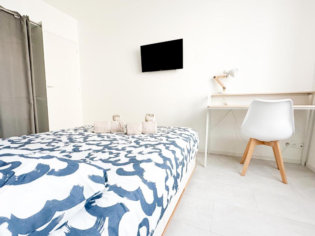 Postel nebo postele na pokoji v ubytování COLIVING - WIFI - TV - Proche TRAM - L'ESCALE PARTAGEE