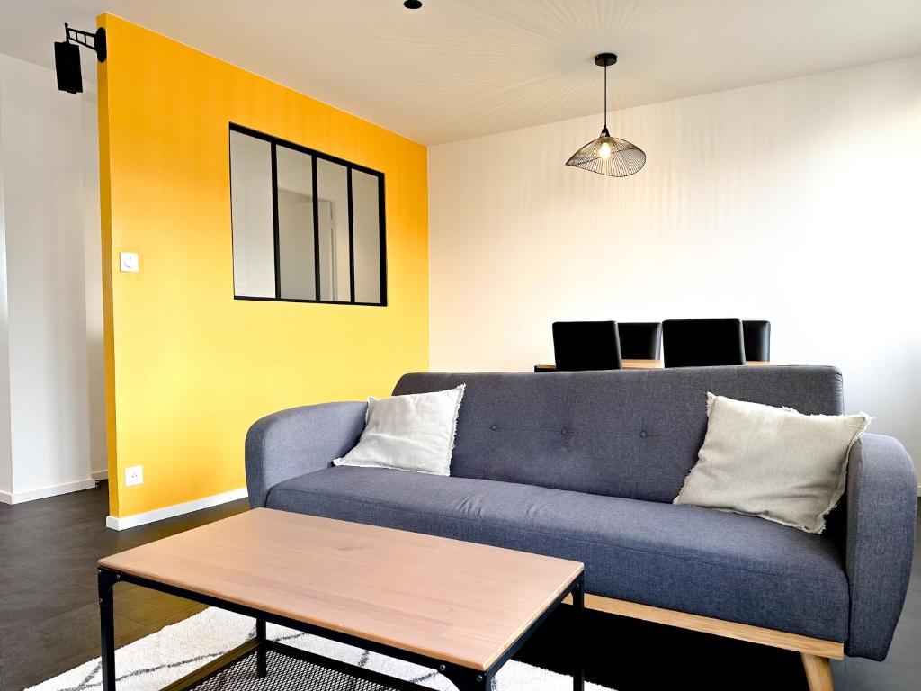 Posezení v ubytování COLIVING - WIFI - TV - Proche TRAM - L'ESCALE PARTAGEE