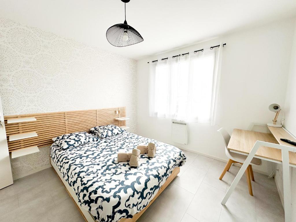 Postel nebo postele na pokoji v ubytování COLIVING - WIFI - TV - Proche TRAM - L'ESCALE PARTAGEE