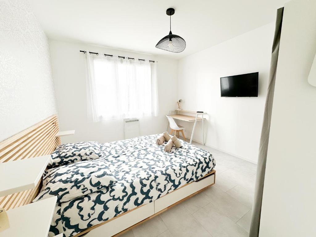 Postel nebo postele na pokoji v ubytování COLIVING - WIFI - TV - Proche TRAM - L'ESCALE PARTAGEE