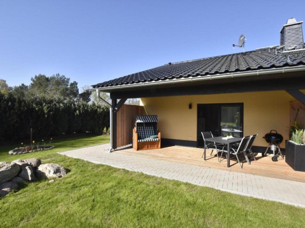 a house with a patio with a table and chairs at Seemöwe XL in Barnekow