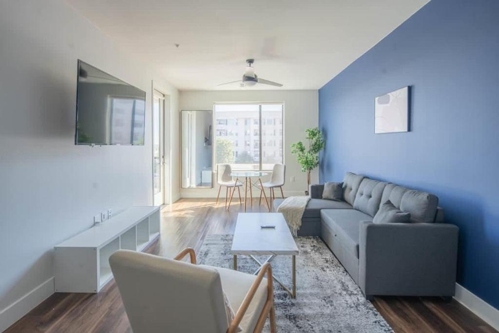 a living room with a couch and a table at Relaxing 1BD - Pool, Gym, Parking, W-D - Sleeps 4 in Tempe