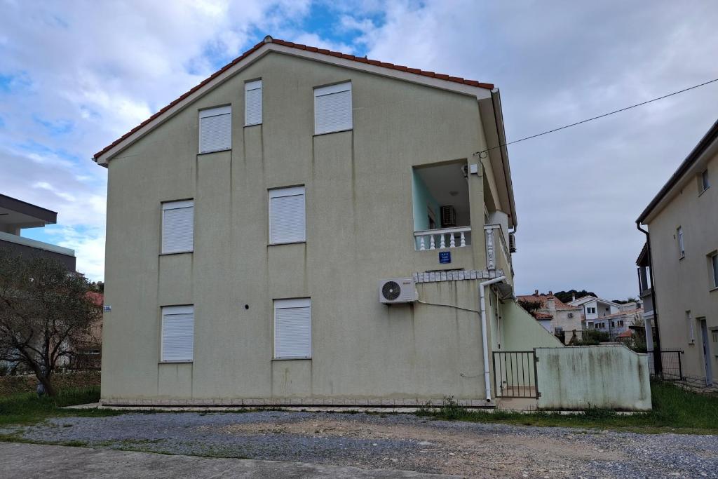 Apartments with parking space Palit, Rab - 24465
