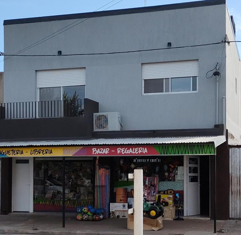 una facciata di un edificio con balcone di Arequito centro a Arequito
