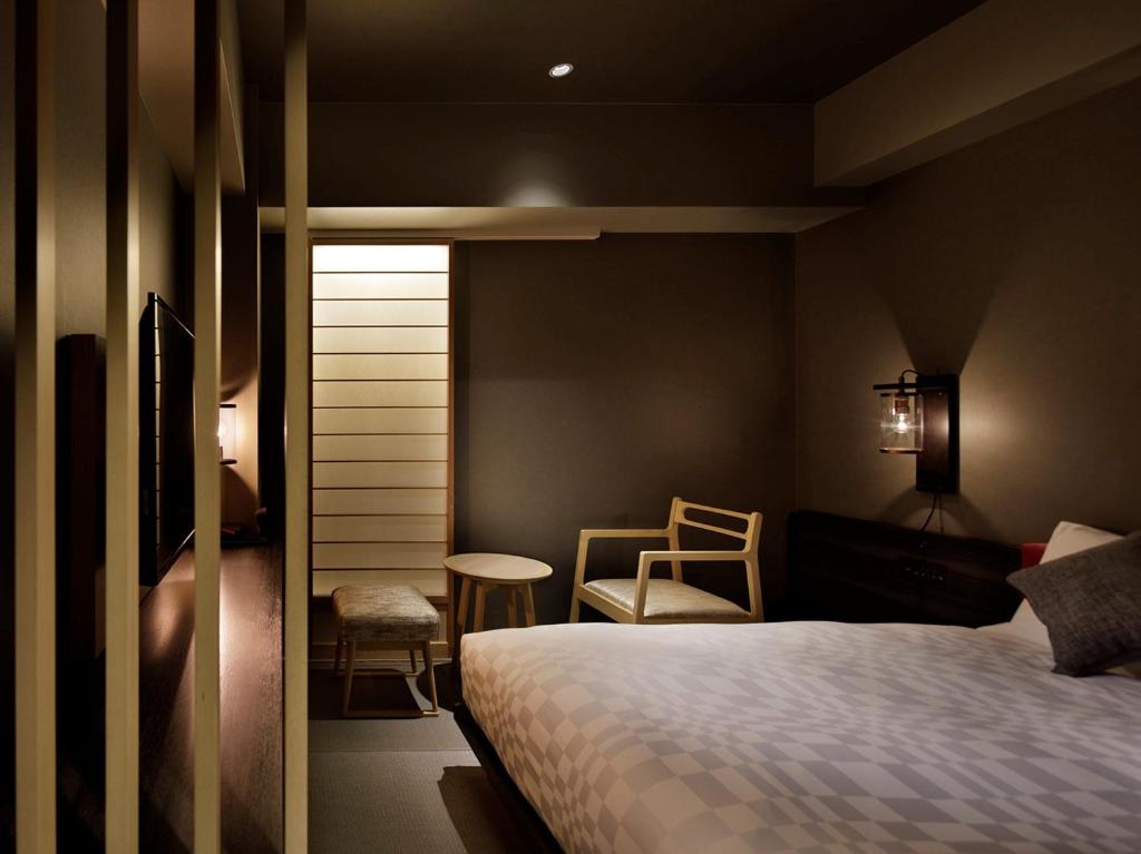 Postel nebo postele na pokoji v ubytování Hotel Resol Kyoto Kawaramachi Sanjo