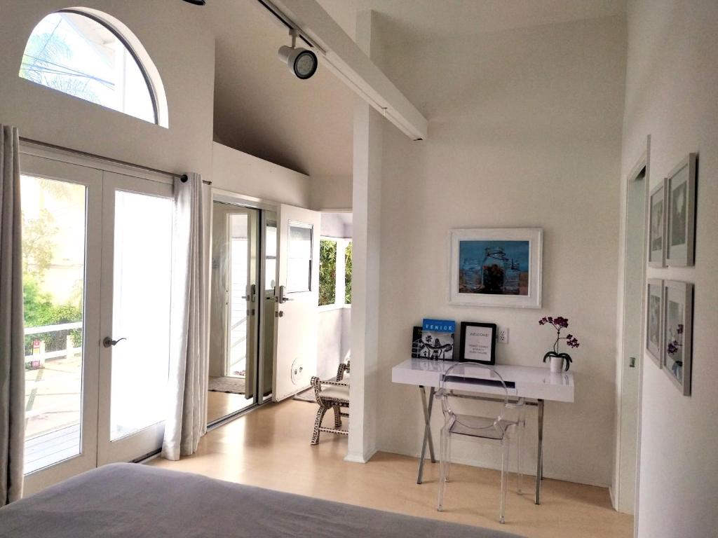 1 dormitorio con escritorio y ordenador. en Venice Canals & Beach Guest House, en Los Ángeles