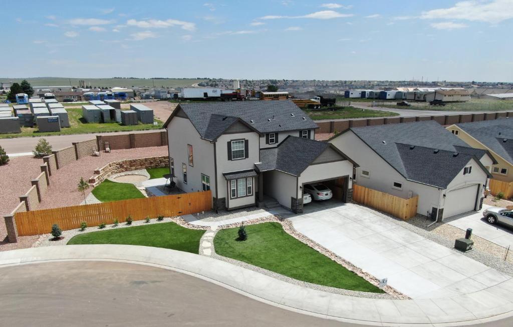 - une vue aérienne sur une maison avec allée dans l'établissement Large Private Corner Lot with Hot Tub on Cul-de-sac, à Colorado Springs