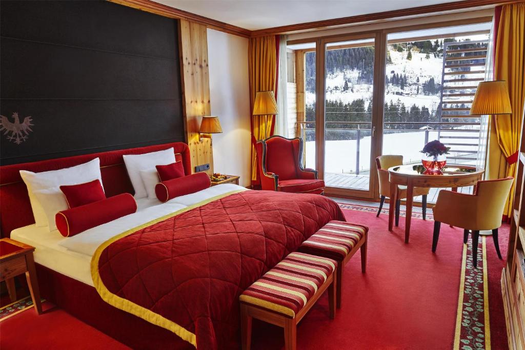 Posteľ alebo postele v izbe v ubytovaní Kempinski Hotel Das Tirol