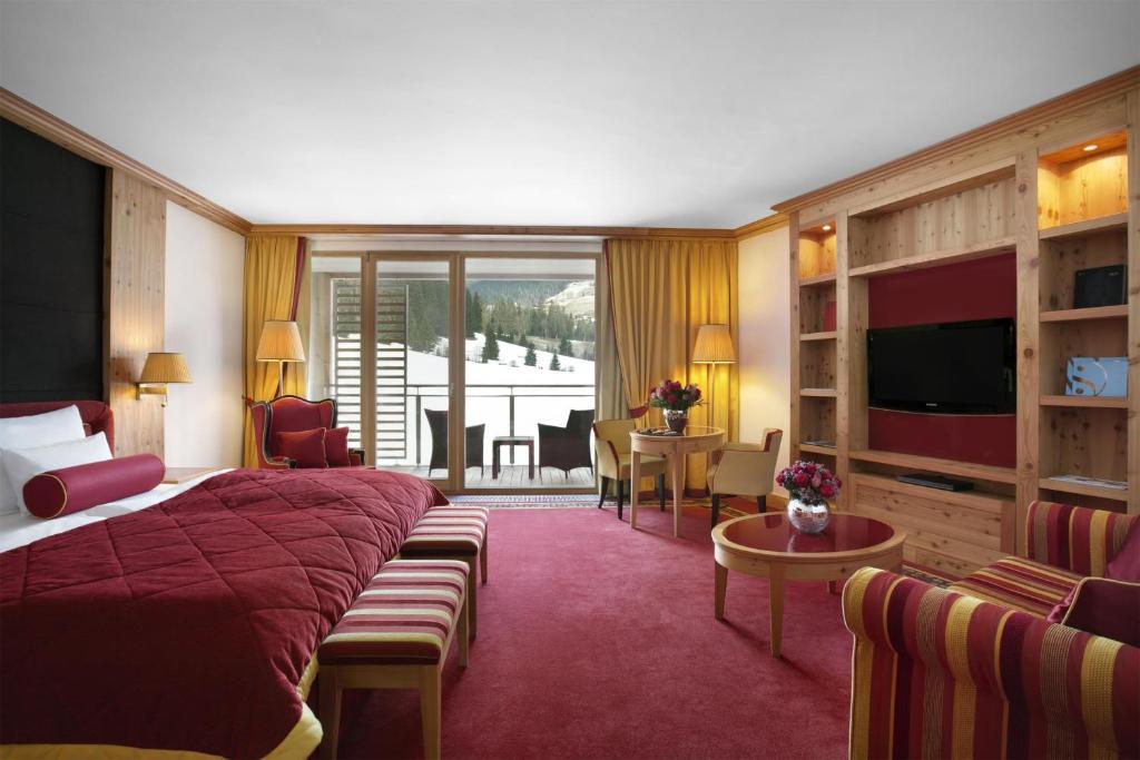 Televízia a/alebo spoločenská miestnosť v ubytovaní Kempinski Hotel Das Tirol