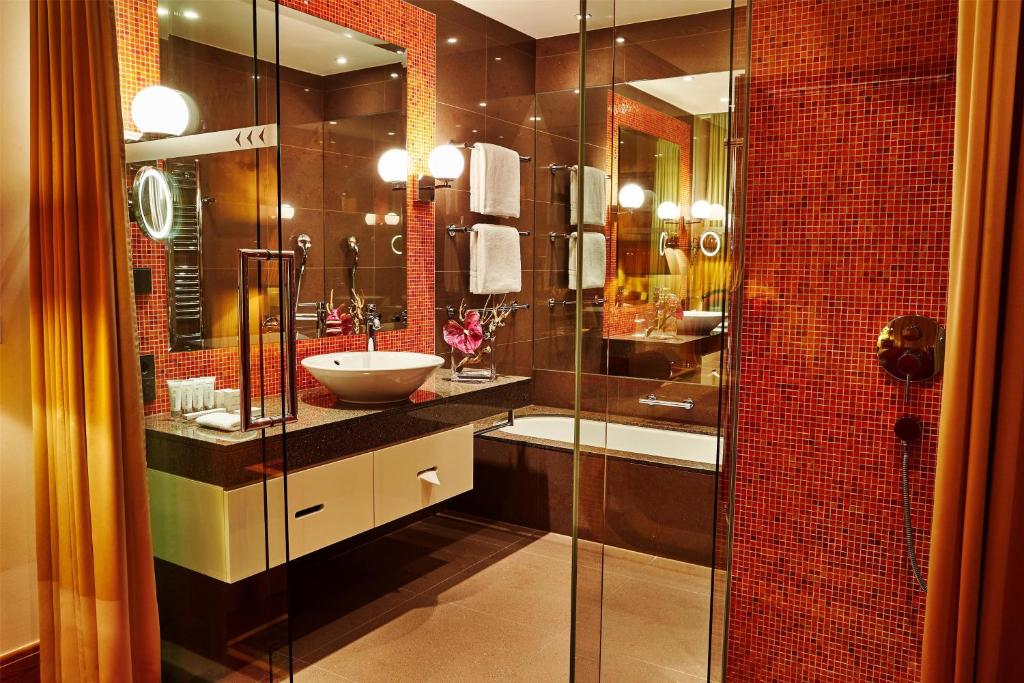 Kúpeľňa v ubytovaní Kempinski Hotel Das Tirol