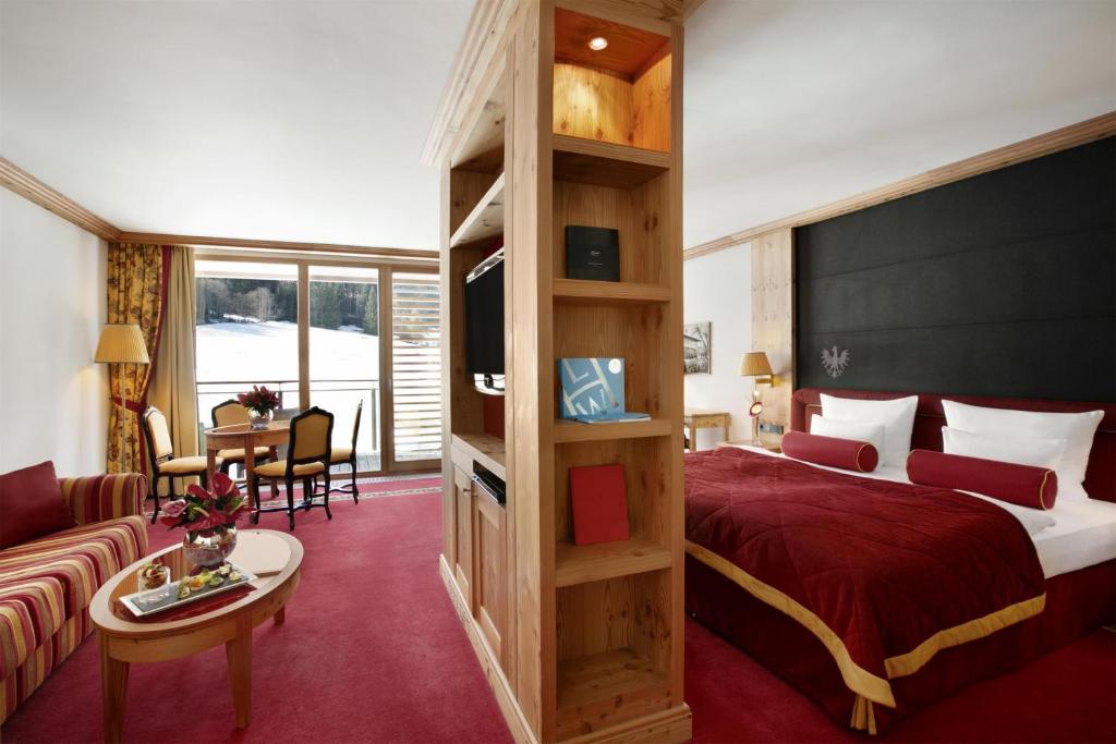Posteľ alebo postele v izbe v ubytovaní Kempinski Hotel Das Tirol